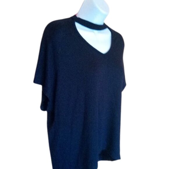 --- Black Short Sleeve Top Size Small but Fits Medium - Large - Picture 2 of 2